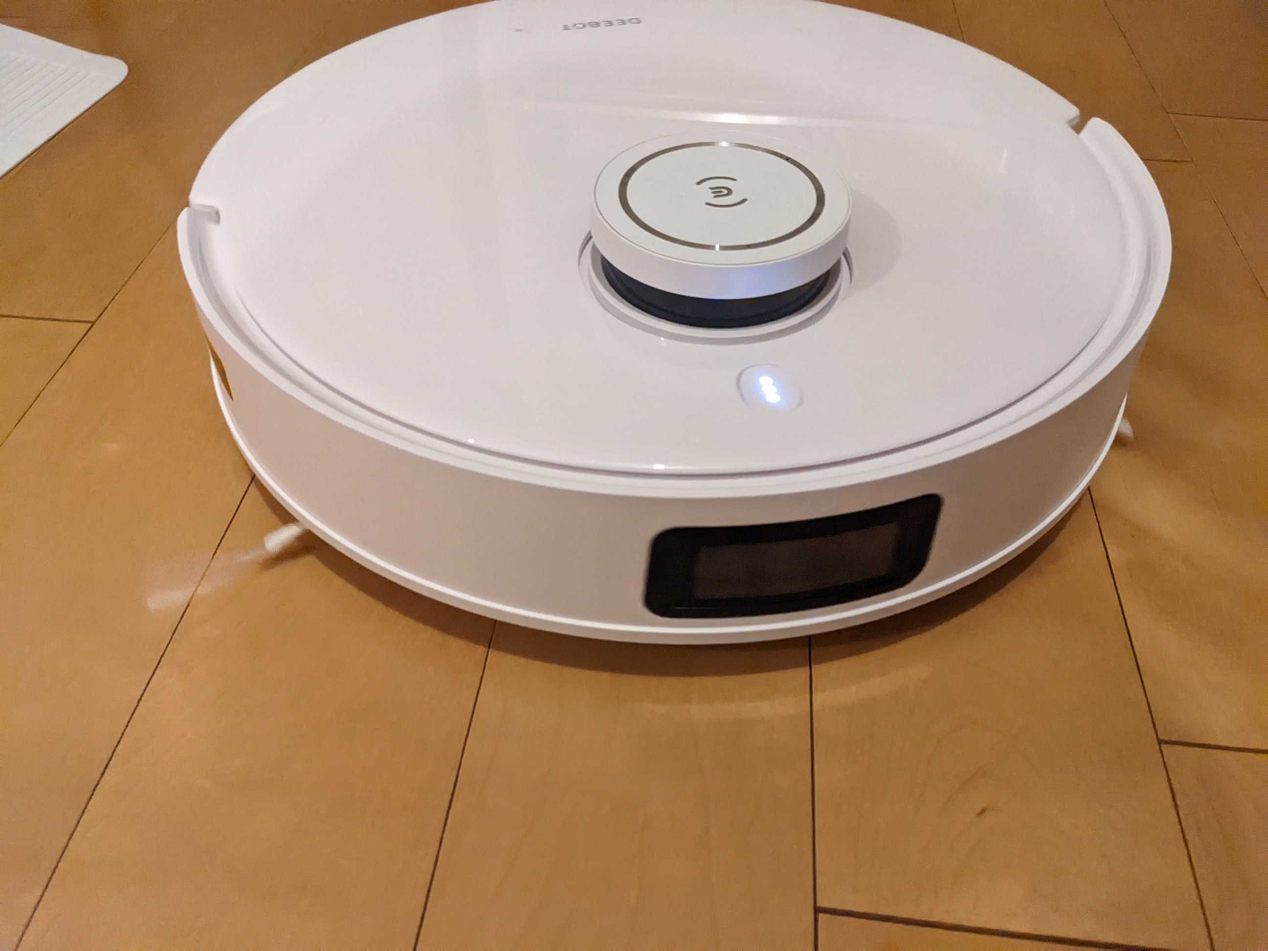 お掃除ロボットが充電ステーションに戻っている様子